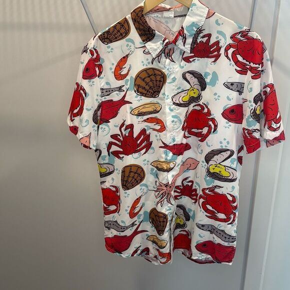 Men’s Short Sleeve Button Down Size Medium Seafood Boil Oyster Crab Octopus Clam - Picture 2 of 6